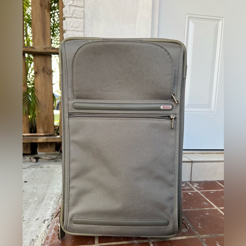 TUMI Alpha 2 Carry-On Luggage Tumi Alpha 22020 Expandable Luggage 22020GY4